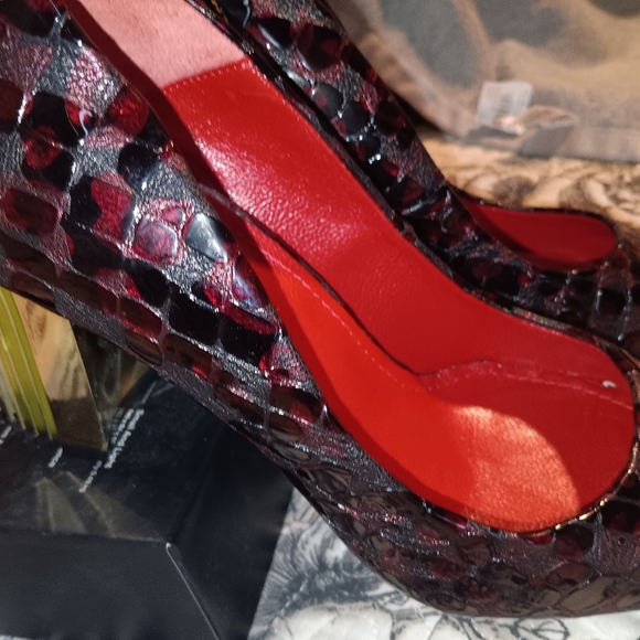 Girotti burgundy shiny croco heels! - Picture 2 of 6